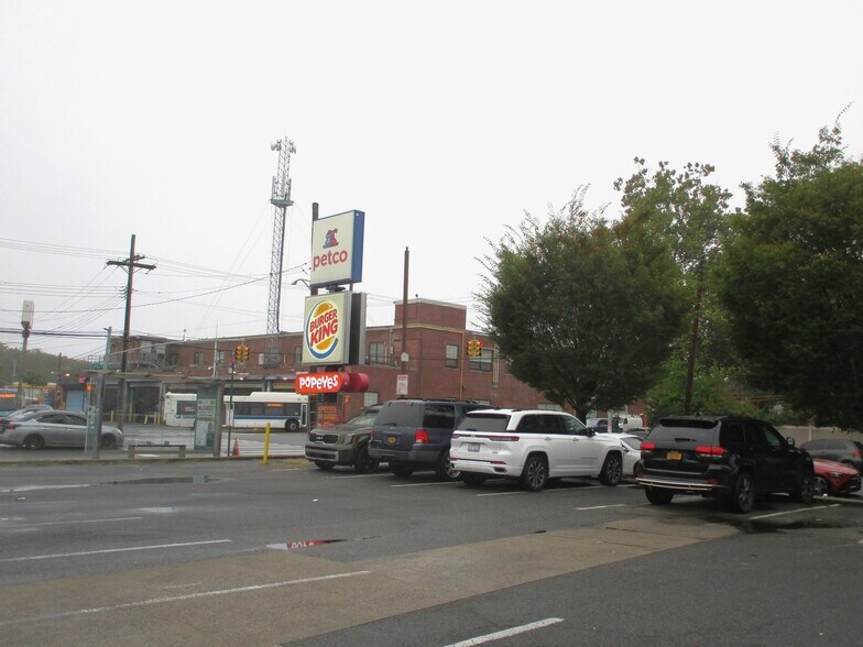 2343 Utica Ave, Brooklyn, NY à louer - Photo de l’immeuble – Image 2 sur 15