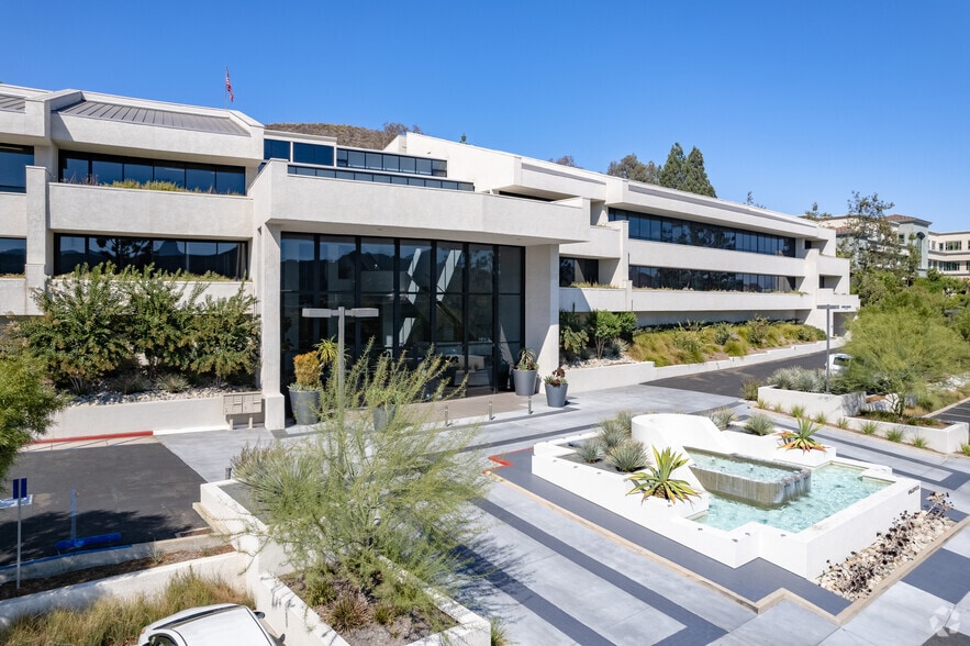 515 Marin St, Thousand Oaks, CA à louer - Photo de l’immeuble – Image 3 sur 8