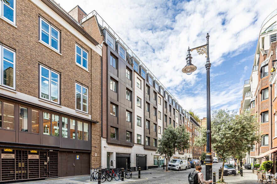 15-16 Brooks Mews, Londres à louer - Photo de l’immeuble – Image 2 sur 2