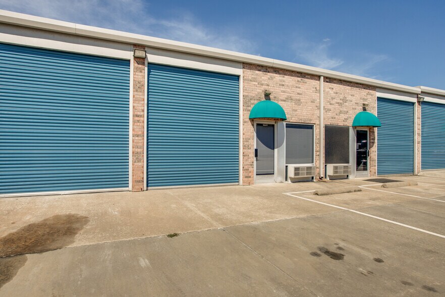 800 Fulgham Rd, Plano, TX à louer - Photo de l’immeuble – Image 3 sur 12