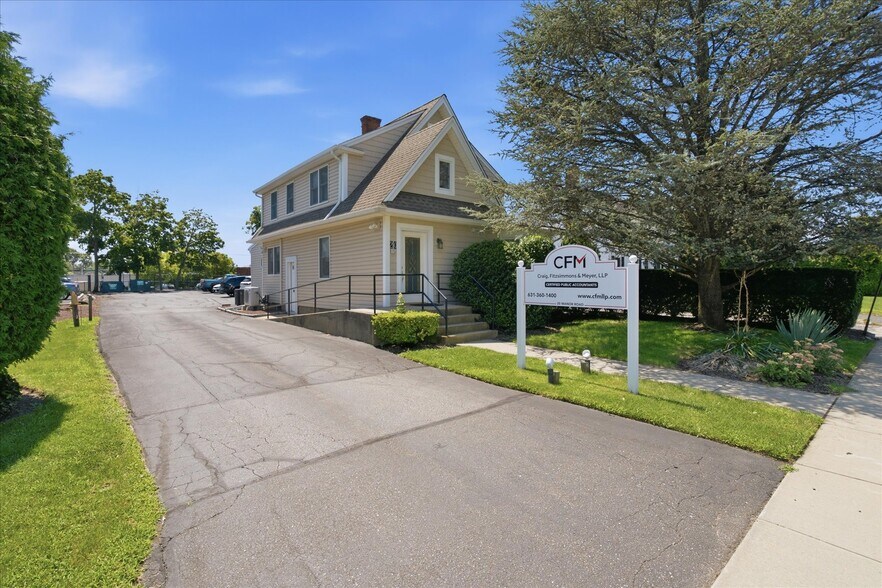 20 Manor Rd, Smithtown, NY à vendre - Photo de l’immeuble – Image 2 sur 22