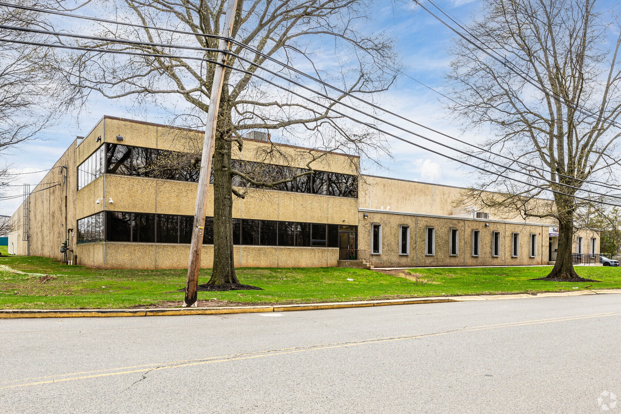80 Essex Ave E, Avenel, NJ à louer Photo de l’immeuble– Image 1 sur 9