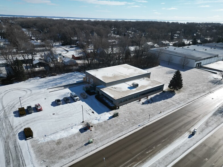 2362 Industrial Dr, Neenah, WI à louer - Photo de l’immeuble – Image 1 sur 8