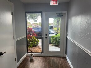 12734 Kenwood Ln, Fort Myers, FL à louer Photo de l’immeuble– Image 1 sur 21
