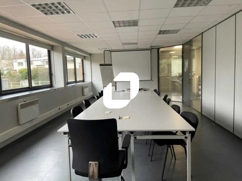 Local d’activités dans Ennery à louer - Photo de l’immeuble – Image 3 sur 21