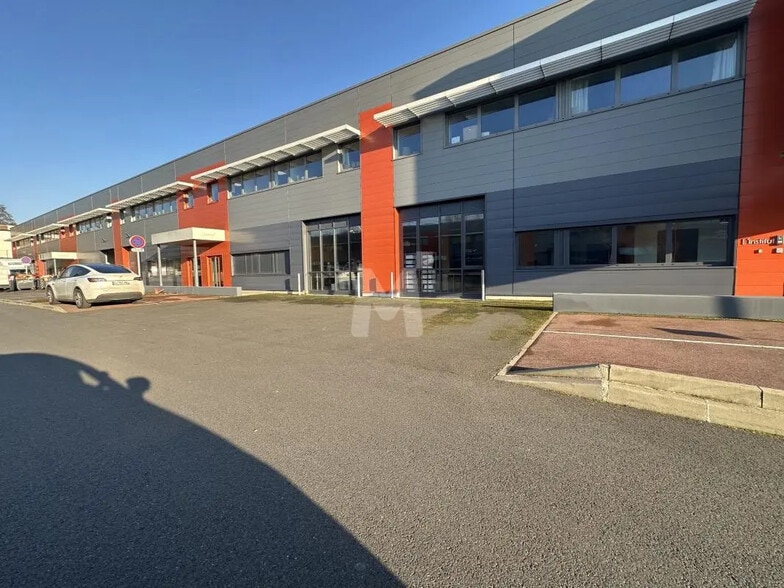 Local d’activités dans Palaiseau à louer - Photo de l’immeuble – Image 2 sur 8