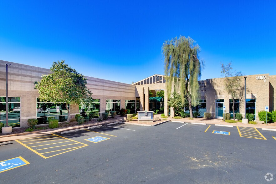15880 N Greenway-Hayden Loop, Scottsdale, AZ à louer - Photo de l’immeuble – Image 2 sur 6