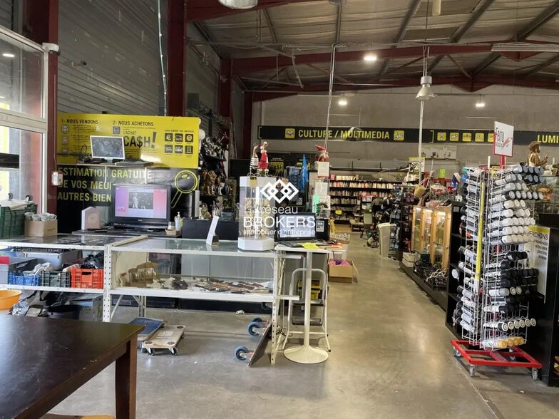 Local commercial dans Marignane à louer - Photo de l’immeuble – Image 3 sur 3
