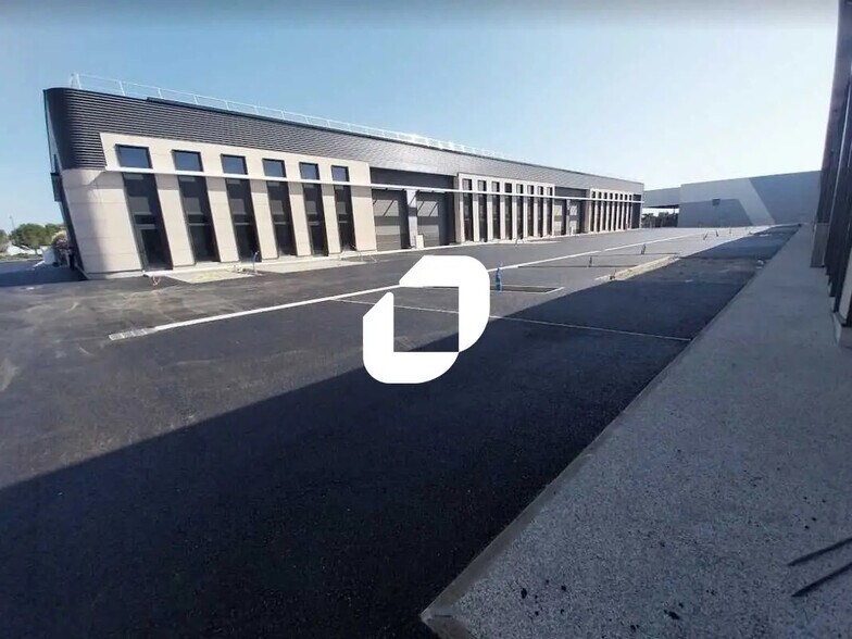 Local d’activités dans Gallargues-le-Montueux à louer - Photo de l’immeuble – Image 3 sur 13