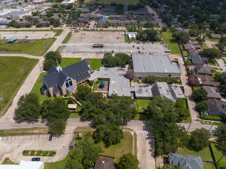 16000 Rippling Water Dr, Houston, TX à vendre - Photo de l’immeuble – Image 3 sur 16