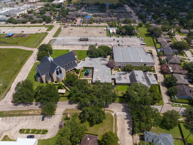16000 Rippling Water Dr, Houston, TX à vendre - Photo principale – Image 1 sur 17