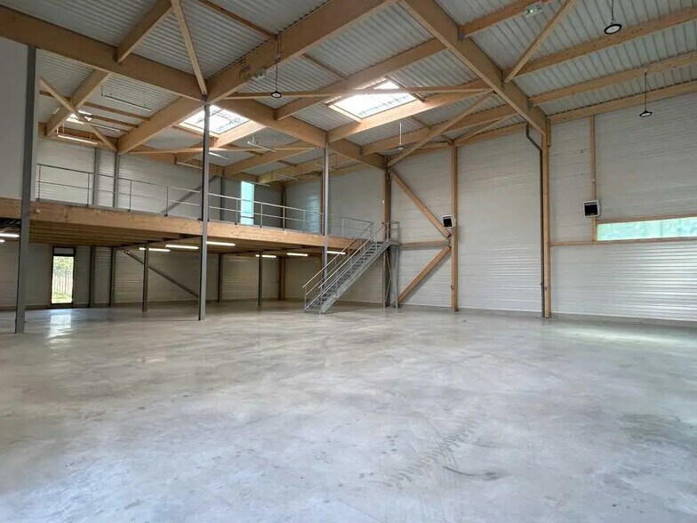 Local d’activités dans CHANTELOUP-EN-BRIE à louer - Photo de l’immeuble – Image 2 sur 10