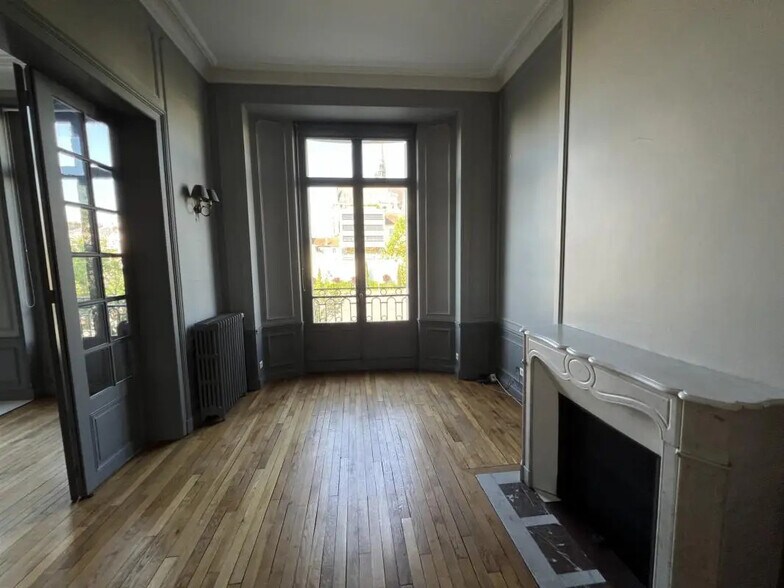 Bureau dans Reims à louer - Photo de l’immeuble – Image 3 sur 9
