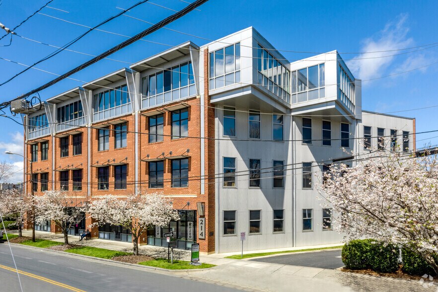 214 W Tremont Ave, Charlotte, NC à louer - Photo de l’immeuble – Image 2 sur 9