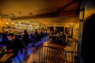 Plus de détails pour 300 E Main St, Johnson City, TX - Local commercial à vendre