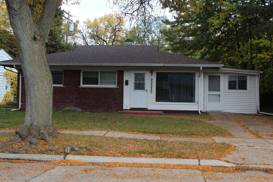 19537 E 12 Mile Rd, Roseville, MI à vendre - Photo de l’immeuble – Image 2 sur 17