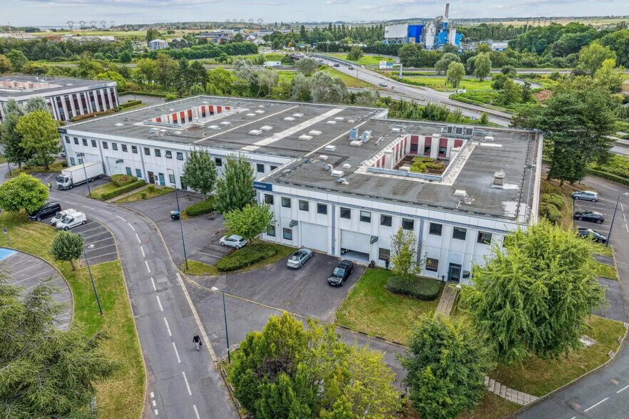 Local d’activités dans Villebon-sur-Yvette à louer - Photo de l’immeuble – Image 2 sur 4