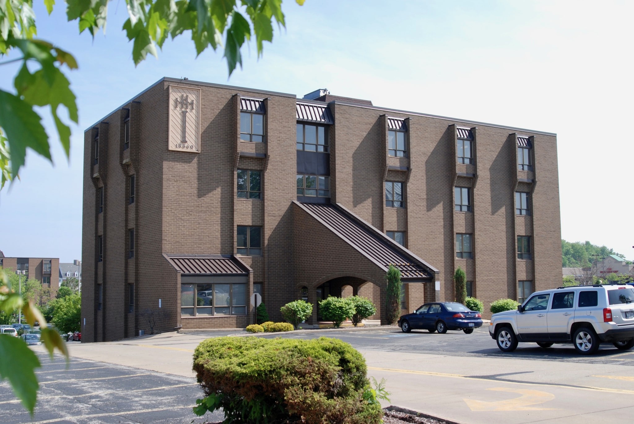 18660 E Bagley Rd, Middleburg Heights, OH à louer Photo principale– Image 1 sur 7