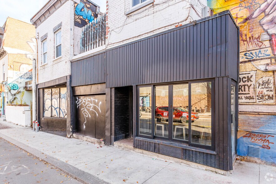16 Av des Pins E, Montréal, QC à louer - Photo de l’immeuble – Image 2 sur 2