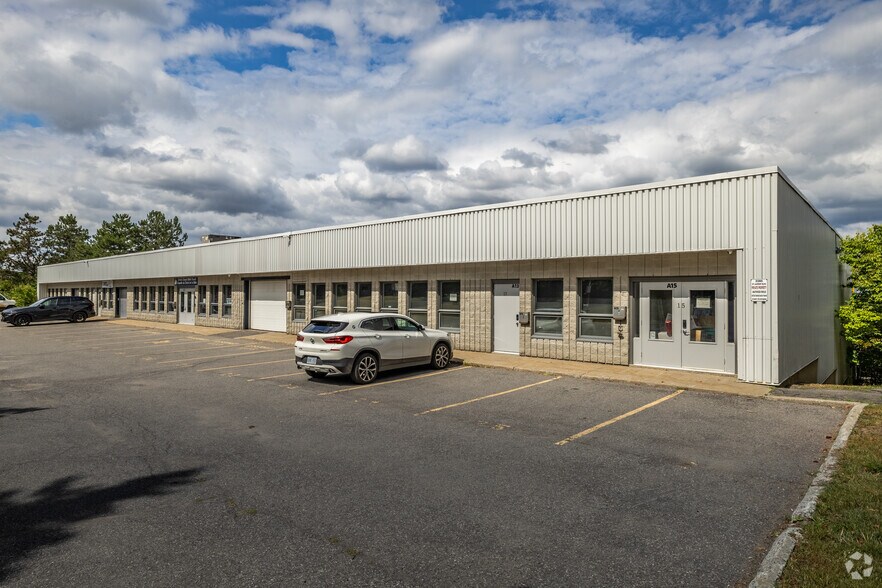 2285 St Laurent Blvd, Ottawa, ON à louer - Photo de l’immeuble – Image 3 sur 3