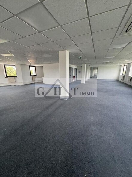 Bureau dans Saint-Denis à louer - Photo de l’immeuble – Image 3 sur 12