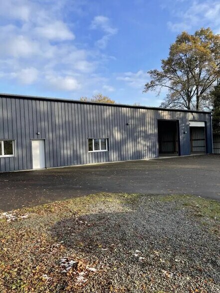 Local d’activités dans Saint-Mars-la-Brière à louer - Photo de l’immeuble – Image 1 sur 7