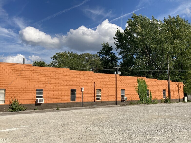 65 E Pierce St, Whitestown, IN à louer - Photo de l’immeuble – Image 2 sur 13