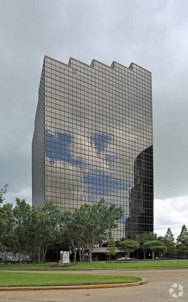 16945 Northchase Dr, Houston, TX à louer - Photo de l’immeuble – Image 3 sur 10