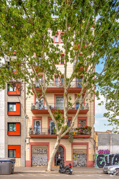 Immeuble residentiel dans Barcelone, Barcelona à vendre - Photo principale – Image 1 sur 1