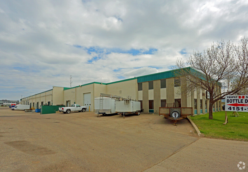 4133-4161 98th St NW, Edmonton, AB à louer - Photo de l’immeuble – Image 3 sur 9