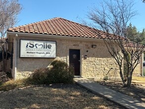 1320 Village Creek Dr, Plano, TX à louer Photo de l’immeuble– Image 2 sur 2