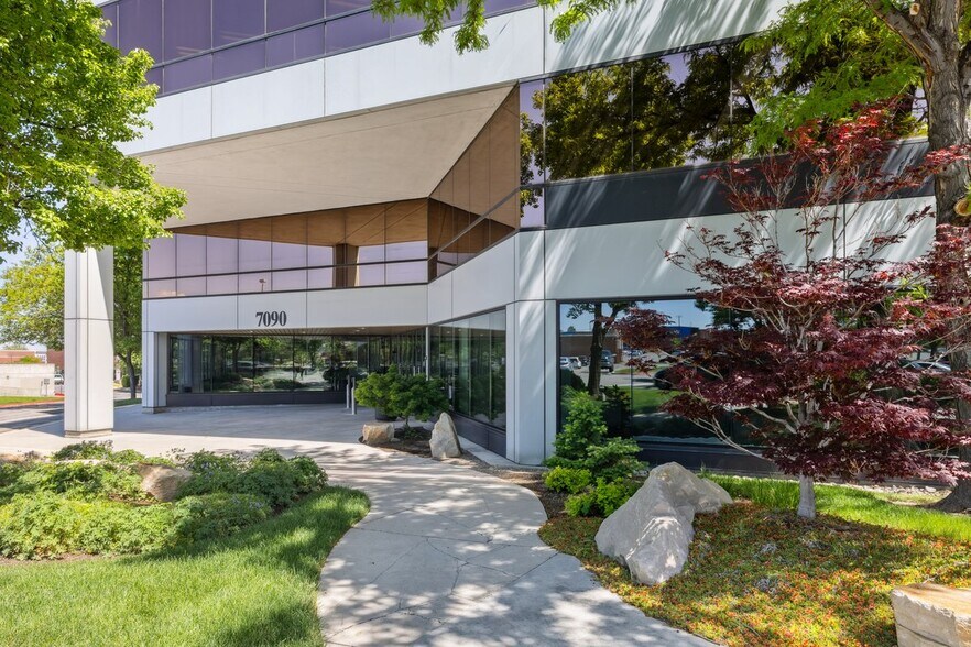 7090 S Union Park Ctr, Midvale, UT à louer - Photo de l’immeuble – Image 3 sur 14