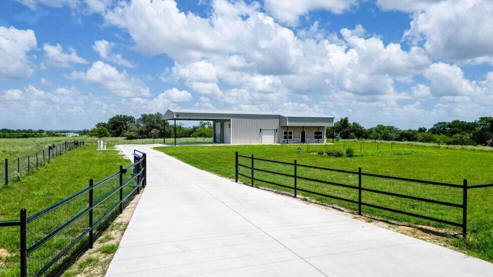 209 FM 1344, Floresville, TX à vendre - Photo principale – Image 1 sur 41