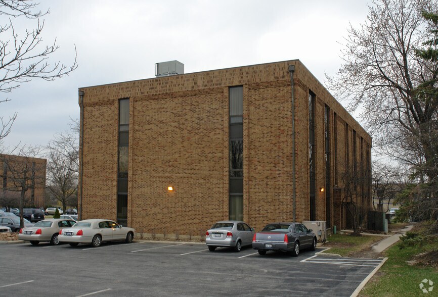 6825 Hobson Valley Dr, Woodridge, IL à vendre - Photo de l’immeuble – Image 3 sur 36