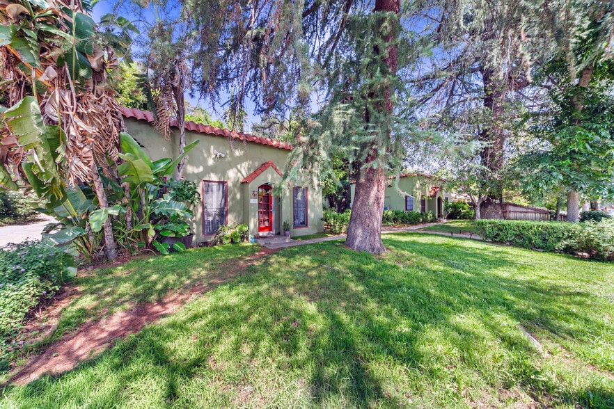 451 E Sacramento St, Altadena, CA à vendre - Photo de l’immeuble – Image 1 sur 16