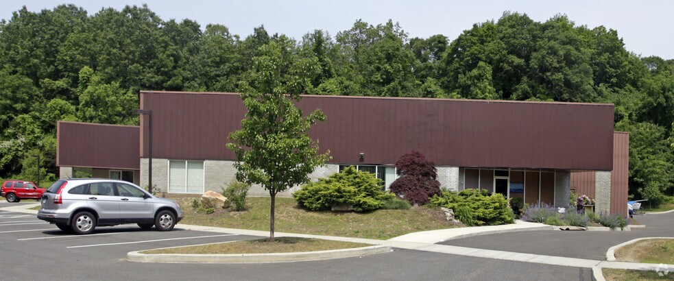 14 Francis J. Clarke Cir, Bethel, CT à louer - Photo principale – Image 1 sur 25