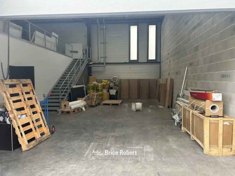 Local d'activités dans Corbas à vendre - Photo de l’immeuble – Image 2 sur 6