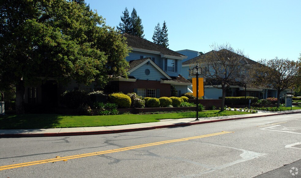 1 1st St, Los Altos, CA à louer - Photo de l’immeuble – Image 2 sur 4