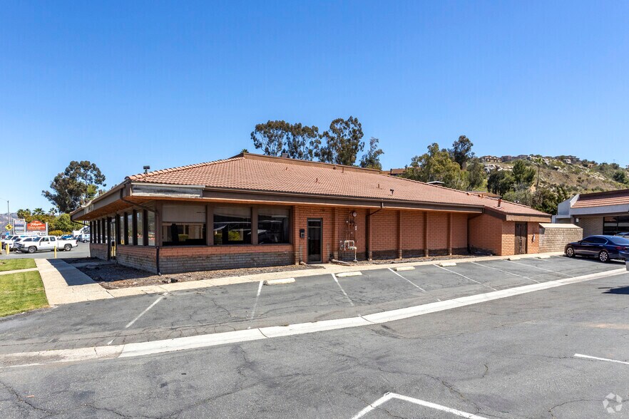 10757 Woodside Ave, Santee, CA à louer - Photo de l’immeuble – Image 2 sur 4