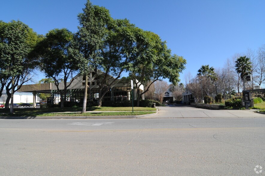 10340 Foothill Blvd, Rancho Cucamonga, CA à vendre - Photo de l’immeuble – Image 3 sur 12
