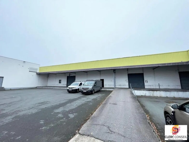 Local d’activités dans Saint-Étienne-du-Rouvray à louer - Photo de l’immeuble – Image 1 sur 10