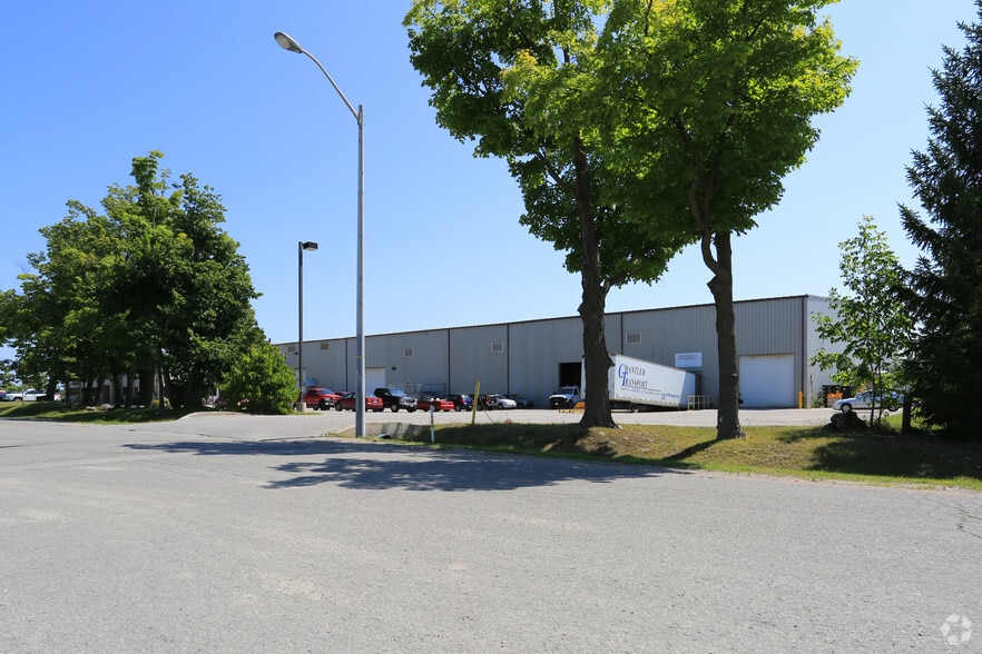 111 Ellis Dr, Barrie, ON à louer - Photo de l’immeuble – Image 2 sur 2
