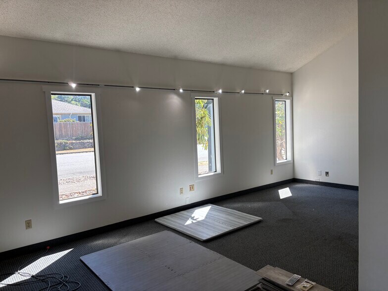 831 NE Avery St, Newport, OR à louer - Photo de l’immeuble – Image 3 sur 6
