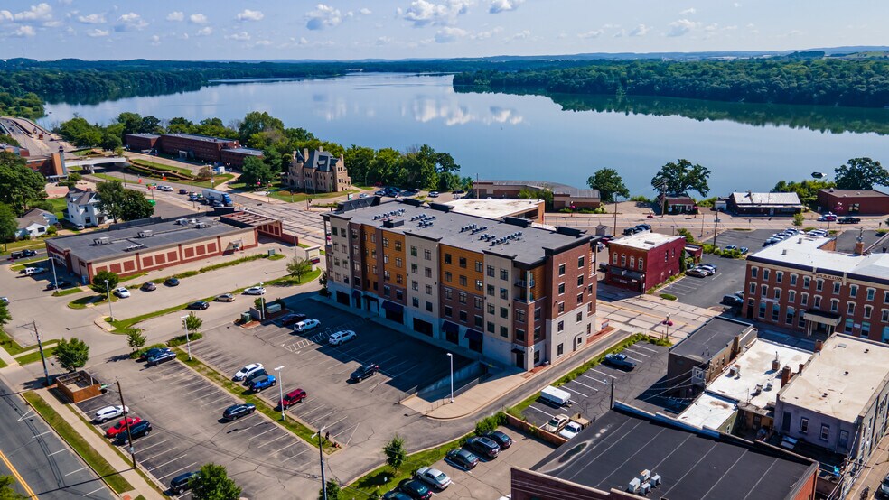 503 Broadway St S, Menomonie, WI à vendre - Photo de l’immeuble – Image 2 sur 2