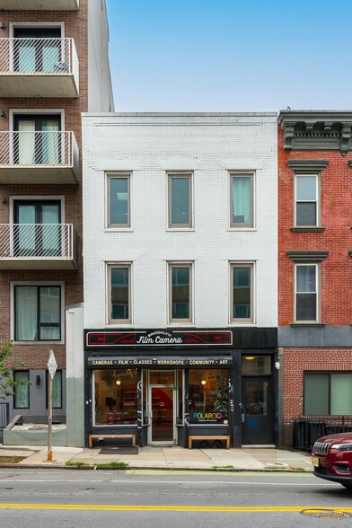 855 Grand St, Brooklyn, NY à vendre - Photo de l’immeuble – Image 2 sur 7