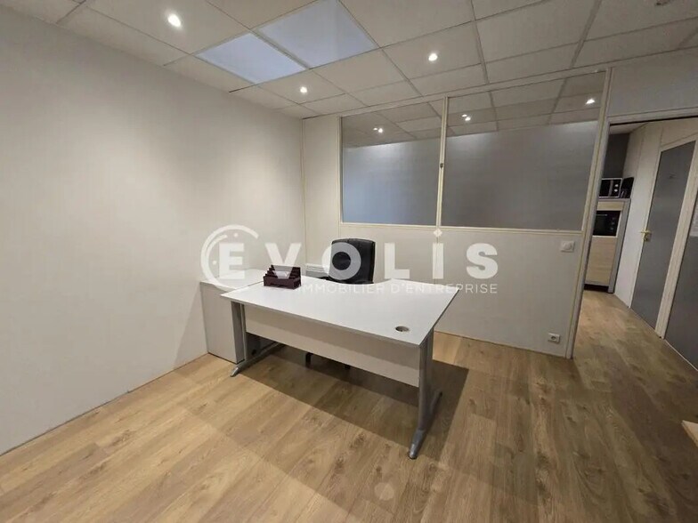 Bureau dans Nozay à louer - Photo de l’immeuble – Image 3 sur 8