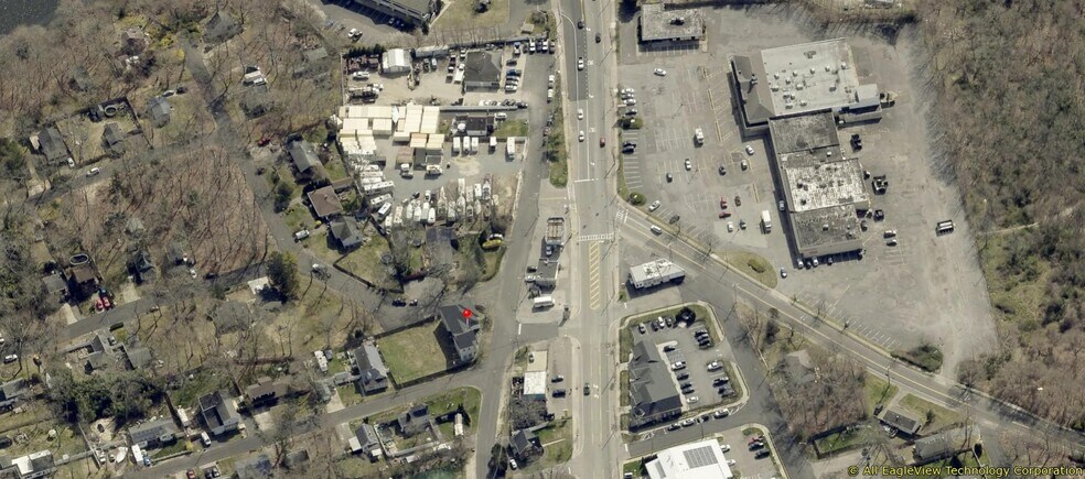 21 Old Montauk Hwy, Mastic, NY à vendre - Photo de l’immeuble – Image 3 sur 11