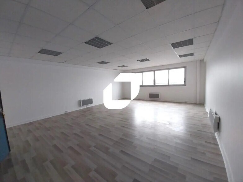 Bureau dans Neuilly-Plaisance à louer - Photo de l’immeuble – Image 1 sur 17