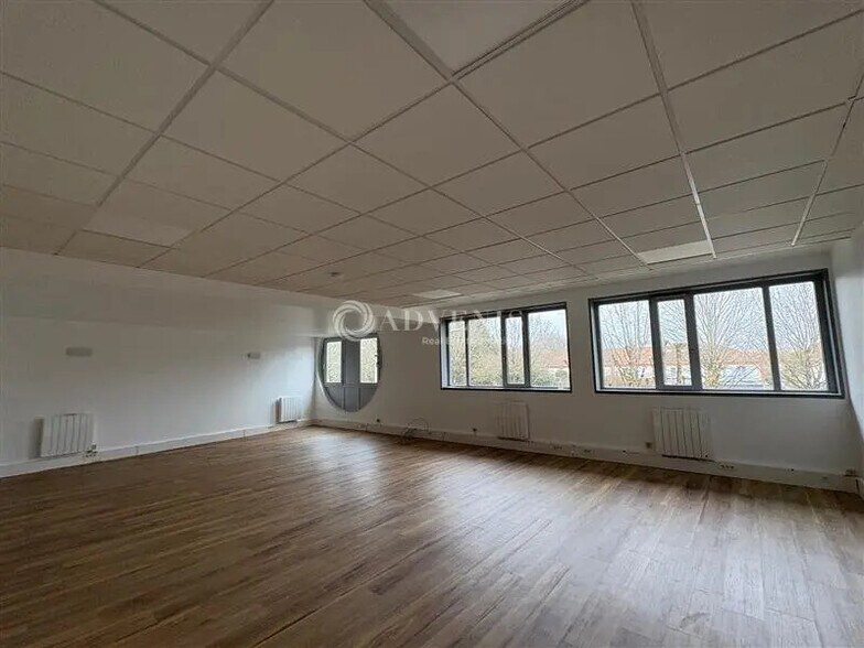 Bureau dans Voisins-le-Bretonneux à louer - Photo de l’immeuble – Image 3 sur 5
