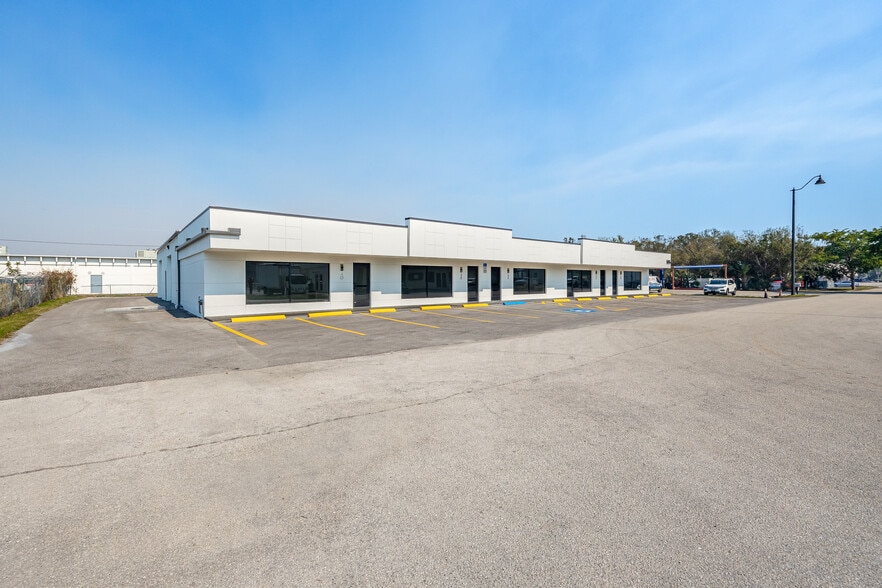 30-40 Mildred Dr, Fort Myers, FL à louer - Photo de l’immeuble – Image 3 sur 5